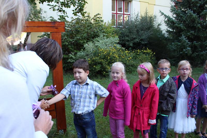 Prvňáčci ve Vodňance dostali každý svůj zvoneček a společně s třídní učitelkou Monikou Jandovou si první den ve škole zazvonili.
