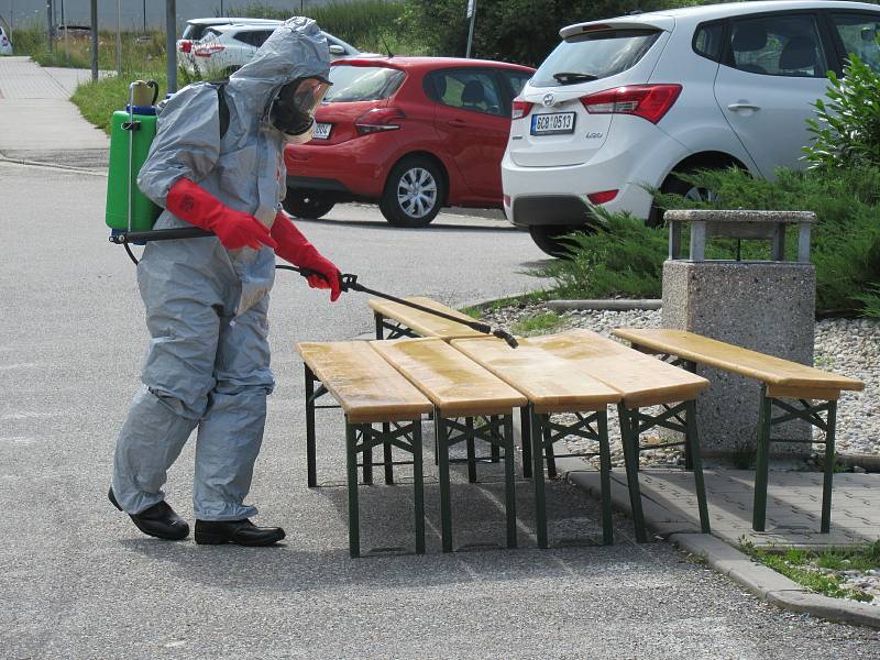 Tři hasiči provedli závěrečný úklid. Jejich úkolem bylo dezinfikování prostorů ve firmě i použitých technických prostředků.