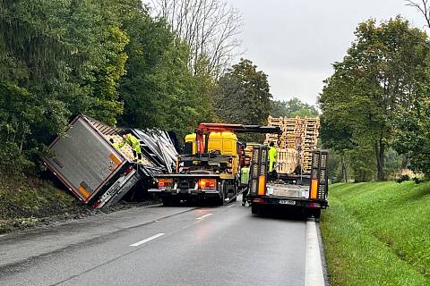 Nehoda nákladního auta u Obory na hlavním tahu z Prachatic na Budějovice.