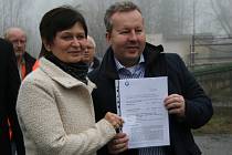 Ministr životního prostředí Richard Brabec přivezl do Lhenic starostce Marii Kabátové rozhodnutí o přidělení dotace na likvidaci nebezpečných odpadů.