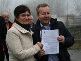 Ministr životního prostředí Richard Brabec přivezl do Lhenic starostce Marii Kabátové rozhodnutí o přidělení dotace na likvidaci nebezpečných odpadů.