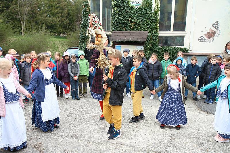 Děti ze Základní školy ve Vodňanské ulici vynesly moranu a přivítaly jaro.