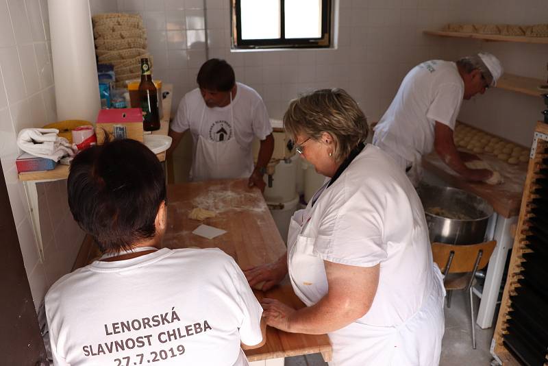 Pečení chleba a lenorských dobrot ve Volarském muzeu.