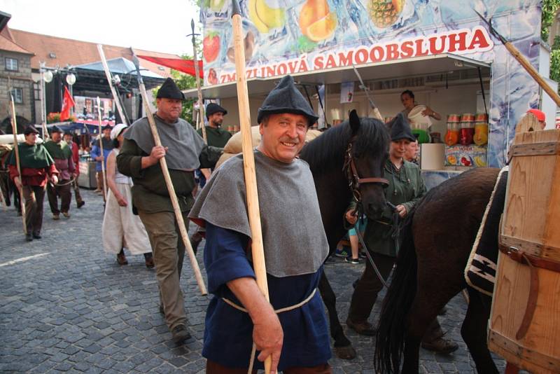 Páteční odpolední program Slavností Zlaté stezky pokračoval tradičně příchodem karavany soumarů, která letos dorazila pěšky z Grainetu i s nákladem soli.