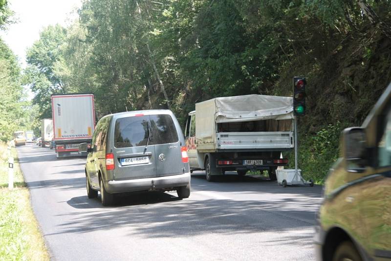 První úsek z Hracholusk po Oboru je připravený pro pokládku finální obrusné vrstvy. V následujícím týdnu se semafory přesunou pod Oboru směrem ke Kratochvíli.