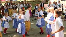 Prachatický folklórní soubor LIbín vychovává své nástupce. Premiérově se tak představil LIbíňáček ve Štěpánčině parku při Slavnostech Zlaté stezky.