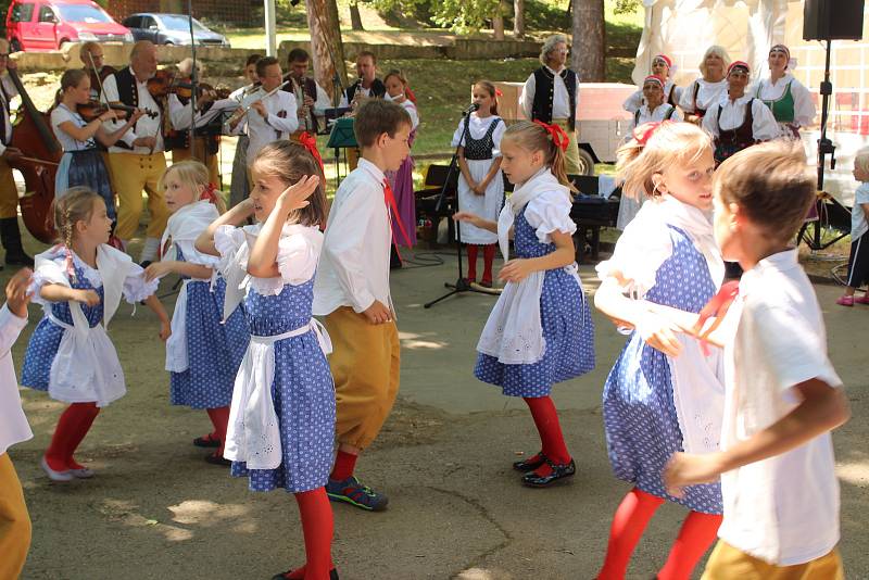 Prachatický folklórní soubor LIbín vychovává své nástupce. Premiérově se tak představil LIbíňáček ve Štěpánčině parku při Slavnostech Zlaté stezky.