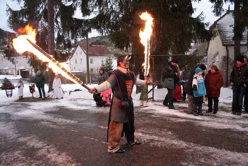 Mikulášskou nadílku jako vyvrcholení celého mikulášského odpoledne připravili nejen pro děti v areálu jízdárny zámku Skalice v Bohumilicích.