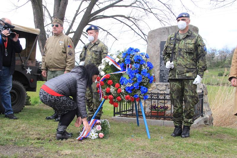 Kolona vojenských historických aut se pak přesunula k Pomníku setkání pěti armád u Vitějovic, kde se zástupcům města připojili také starostové obcí Vitějovice, Hracholusky a Strunkovice nad Blanicí.