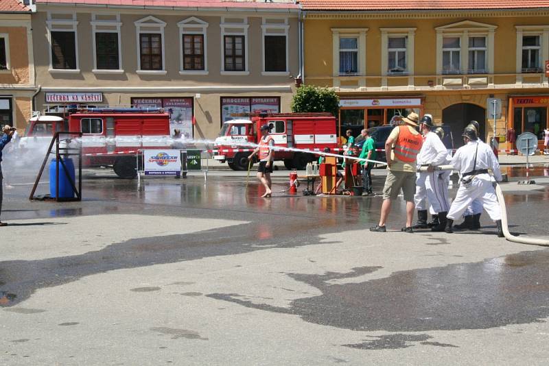 Setkání hasičů a historických parních stříkaček v Netolicích.