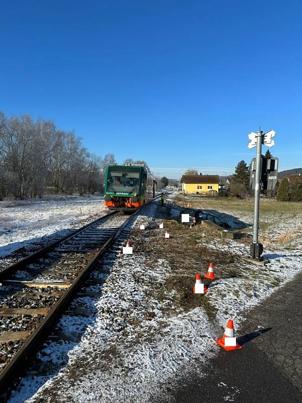 Srážka vlaku a osobního auta ve Strunkovicích nad Blanicí.