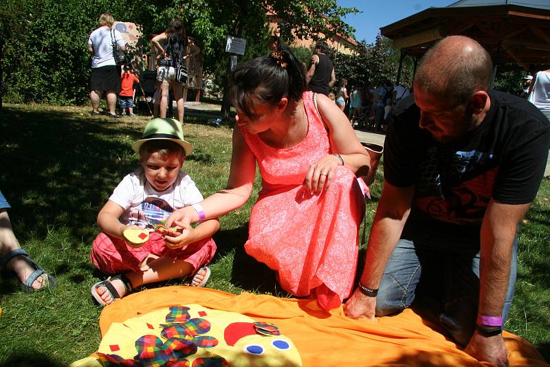 Prachatický KreBul využil zahradu Hospice sv. J. N. Neumanna v Prachaticích při sobotní části slavností k tomu, aby děti, ale i jejich rodiče, naučil poznávat svět kolem nich.