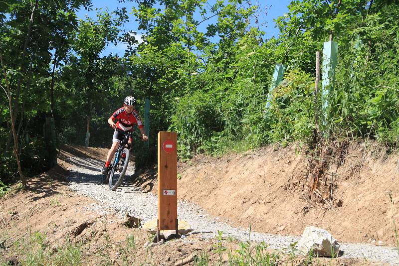 Kateřina Nash a cyklisté z LY:KO klubu Prachatice otevřeli první jízdou první prachatický singltrek.