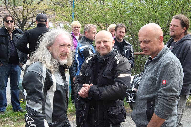 Prachatičtí motorkáři zahájili sezonu 1. Jarní jízdou. Vyjeli z Velkého náměstí Dolní branou.