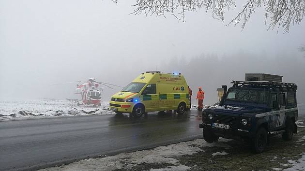 Muže při likvidaci polomů zavalila kláda.