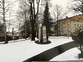 Varianty pomníku, který pro Volarské navrhuje sochař Václav Fiala, symbolizuje smíření Čechů a Němců. Zlatý pruh zase ukazuje na Zlatou stezku, která národy spojuje. Jeden z návrhů je na fotografii zasazen do prostředí parku.