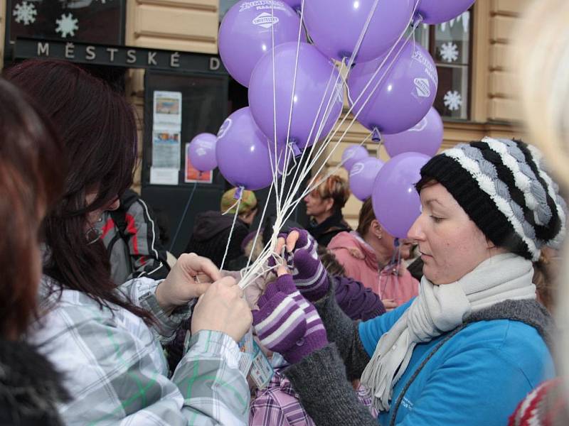 Také v Prachaticích se v pátek odpoledne vznesly k nebi balonky a na nich přivázaná přání pro Ježíška.