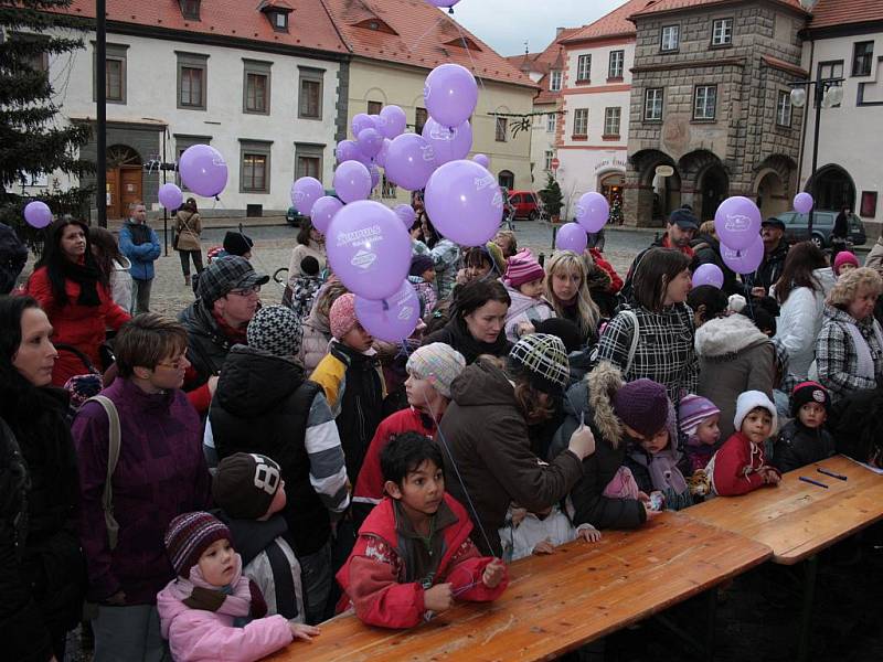 Také v Prachaticích se v pátek odpoledne vznesly k nebi balonky a na nich přivázaná přání pro Ježíška.