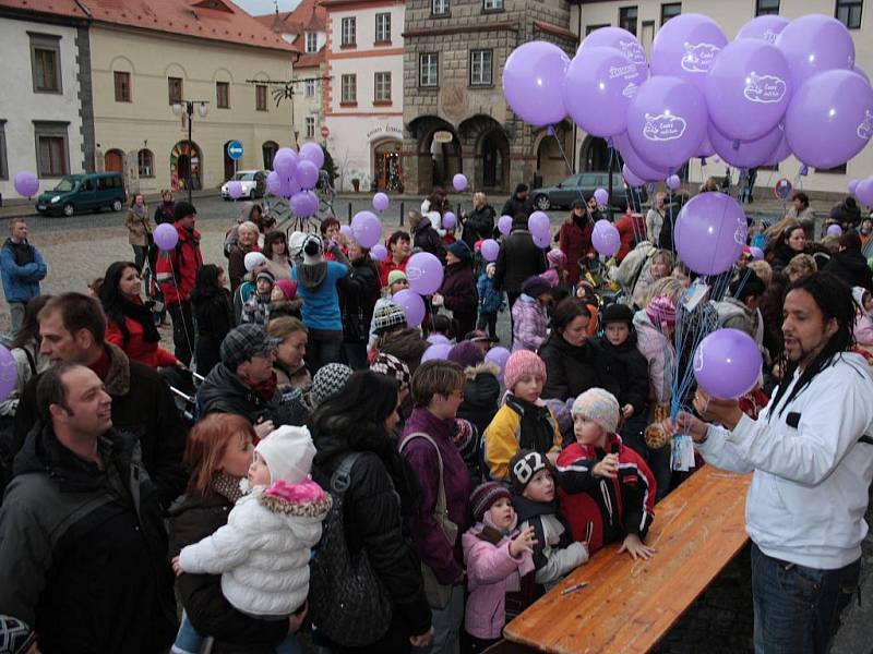 Také v Prachaticích se v pátek odpoledne vznesly k nebi balonky a na nich přivázaná přání pro Ježíška.