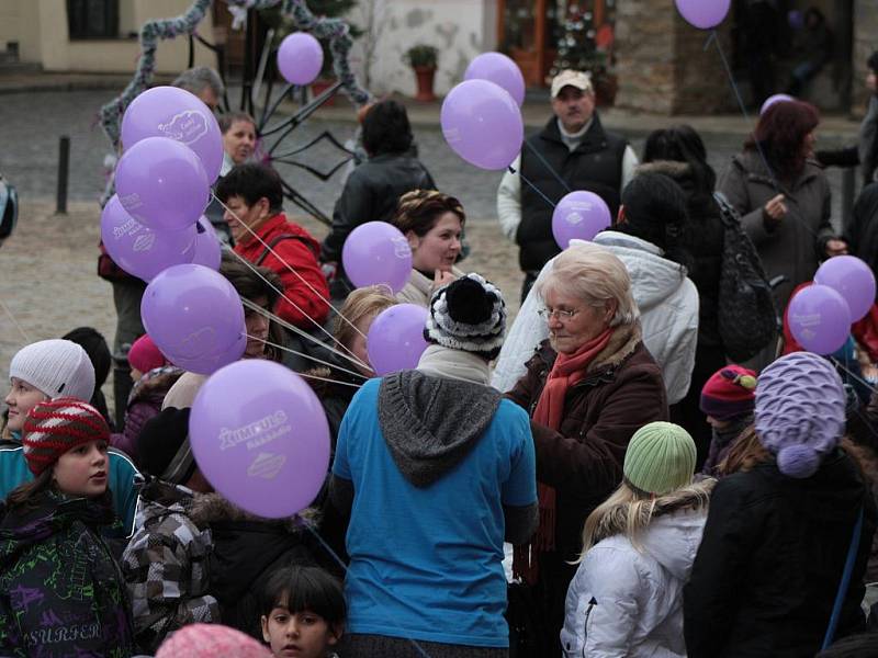 Také v Prachaticích se v pátek odpoledne vznesly k nebi balonky a na nich přivázaná přání pro Ježíška.