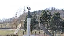 Betonový monument s názvem Pomník míru, který byl na vitějovické křižovatce vybudován v roce 1987. Právě podle sochy mávající ženy je místo nazýváno U Stopařky.