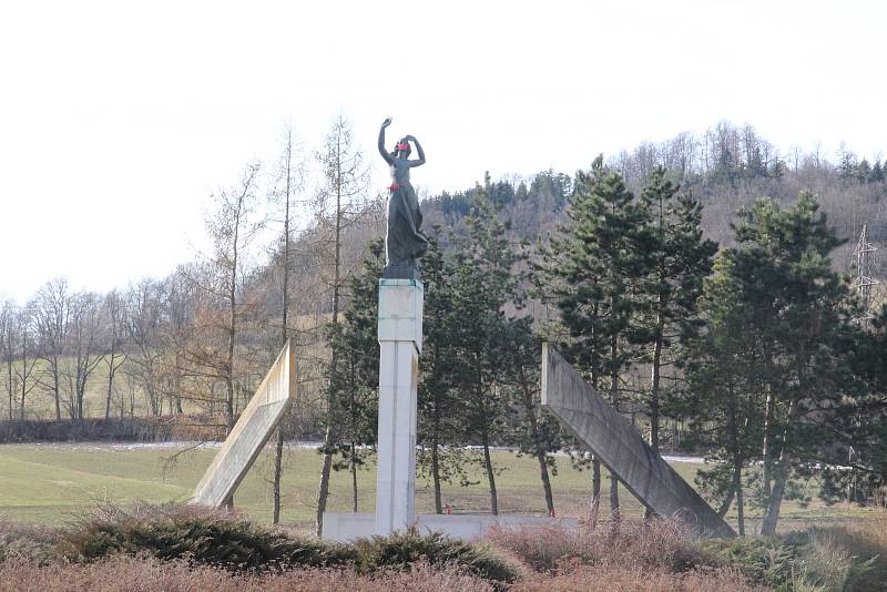 Betonový monument s názvem Pomník míru, který byl na vitějovické křižovatce vybudován v roce 1987. Právě podle sochy mávající ženy je místo nazýváno U Stopařky.