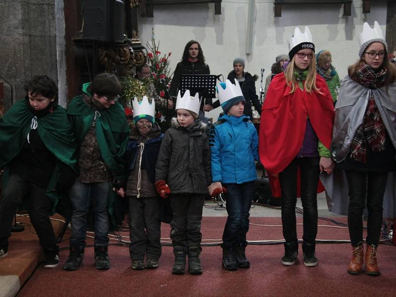 Od druhého ledna začala i na Prachaticku Tříkrálová sbírka. Koledníkům požehnali včera také při dětské mši v kostele svatého Jakuba v Prachaticích.