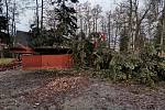 Letní parket ve Zdíkově je zničil spadlý strom.