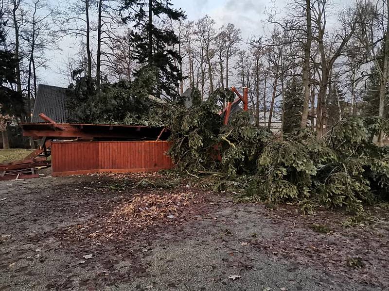 Letní parket ve Zdíkově je zničil spadlý strom.