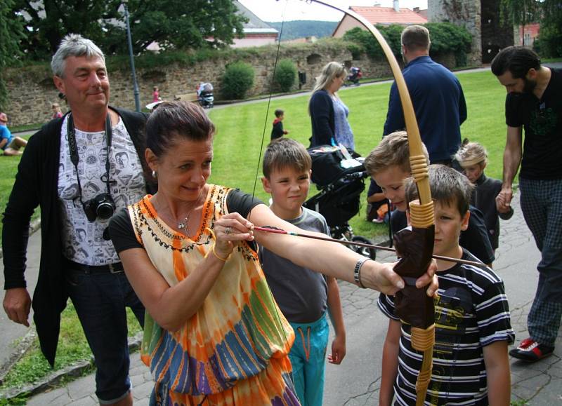 Prachatický parkán obsadili malí i velcí indiáni.