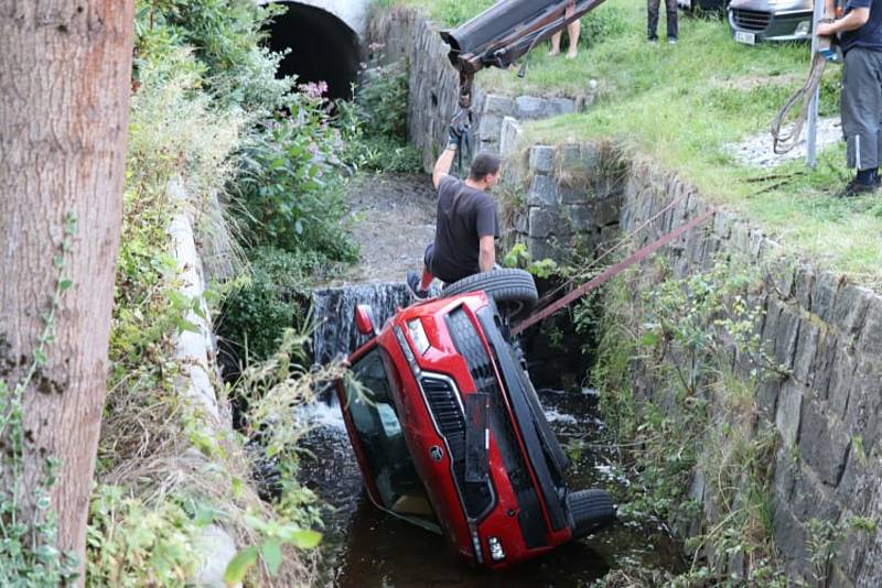 Auto sjelo z parkoviště u vimperského gymnázia do Křesánovského potoka.