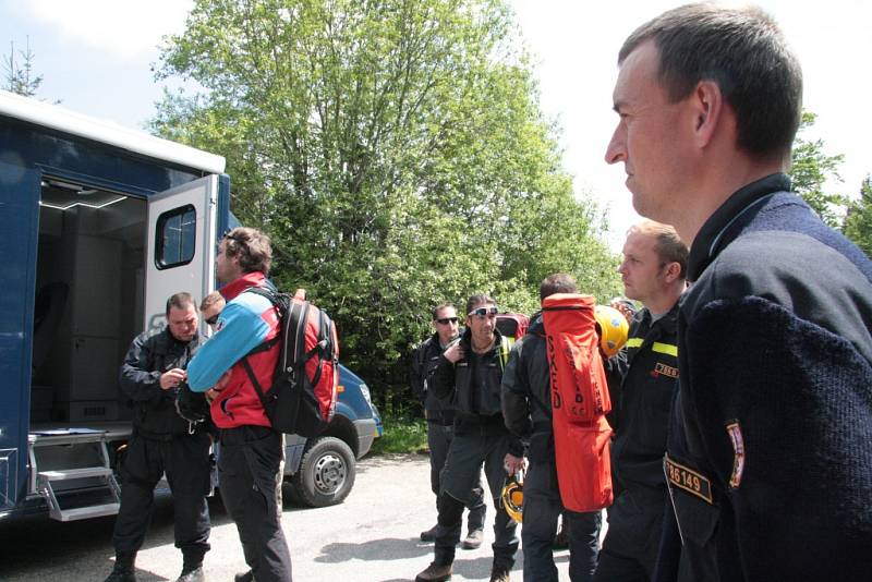 Oblast Národního parku Šumava od Nového Údolí přes Vltavskou cestu k Nové Peci až po Plešné jezero se ve čtbrtek stala místem pátrání po dvanácti ztracených účastnících nelegálního závodu. Naštěstí se jednalo o součinnostní cvičení záchranných složek.