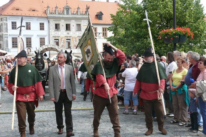 Sobotní program Slavností Zlaté stezky v Prachaticích odstartoval příchod historického průvodu s hlavním hostem letošních slavností Helenou Vondráčkovou.