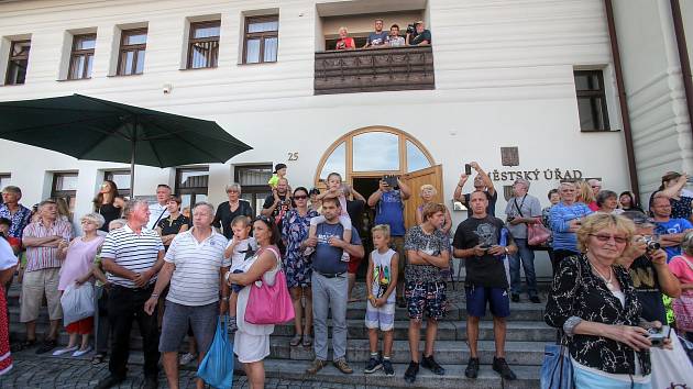 Volarští zakončili Slavnosti dřeva tradičním průvodem ve dřevácích.