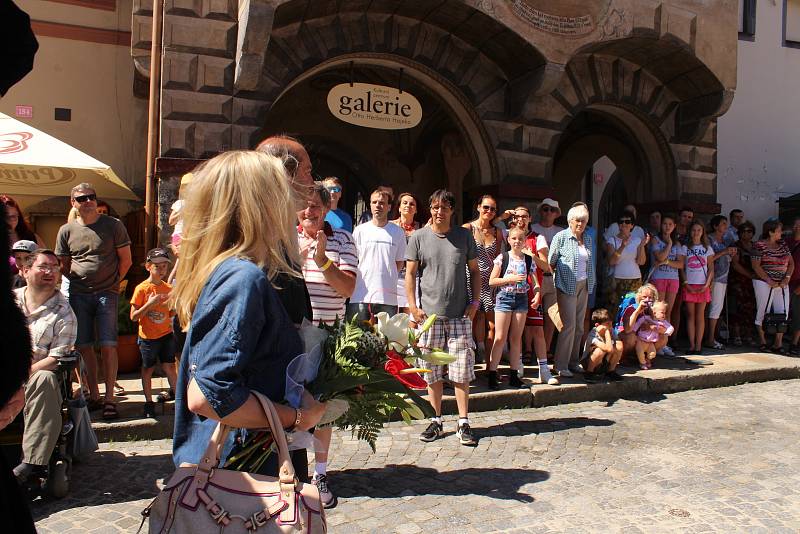 Kočár tažený koňmi přivezl na Velké náměstí Leonu Machálkovou. V průvodu se představili všichni účinkující.