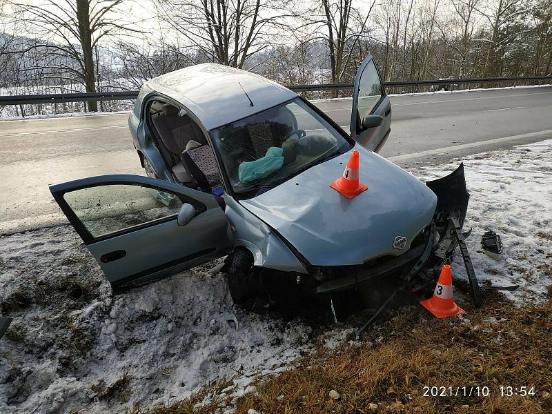 Ani tento víkend se neobešel bez tragické nehody. Krátce po obědě vyjížděly složky IZS k havárii u obce Husinec. Foto: Policie ČR