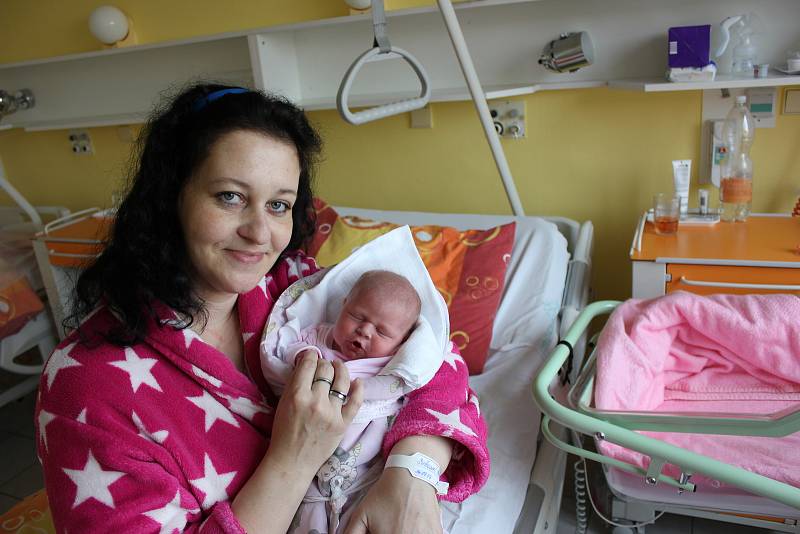 Ema Sušilová z  Vimperka se narodila 6. října ve  22.14 hodin Šárce Sušilové a Martinu Zemanovi. Vážila 2 750 gramů a měřila 49 cm. Má starší sourozence Anetu, Kláru, Izabelu, Honzu a Martina.