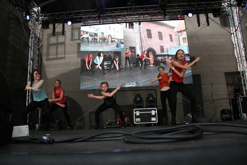 Deset choreografií předvedli na hlavním pódiu při sobotním programu Slavností Zlaté stezky v Prachaticích tanečníci ze studia Crabdance.