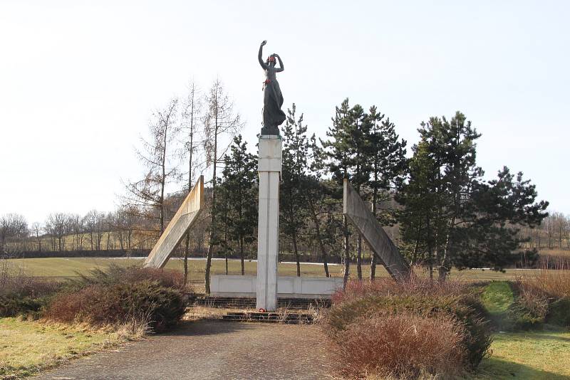 Betonový monument s názvem Pomník míru, který byl na vitějovické křižovatce vybudován v roce 1987. Právě podle sochy mávající ženy je místo nazýváno U Stopařky.