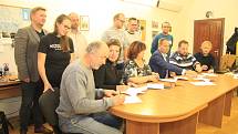 Zástupci ODS + TOP 09 + NK, Živých Prachatic, Prachatic společně a KDU - ČSL podepsali v neděli 2. října koaliční smlouvu.
