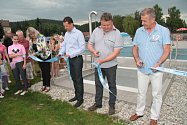 V úterý slavnostně ve Vimperku otevřeli první etapu areálu vodních sportů. Nové bazény našly v tropických dnech okamžitě své využití.