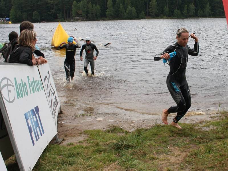 Po druhém kole plavání je zpět na břehu i Helena Erbenová.