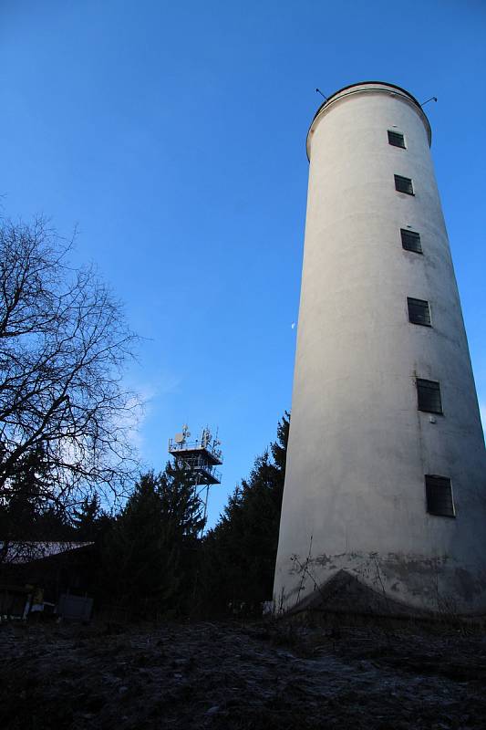 Horská chata u rozhledny na vrcholu Libína.