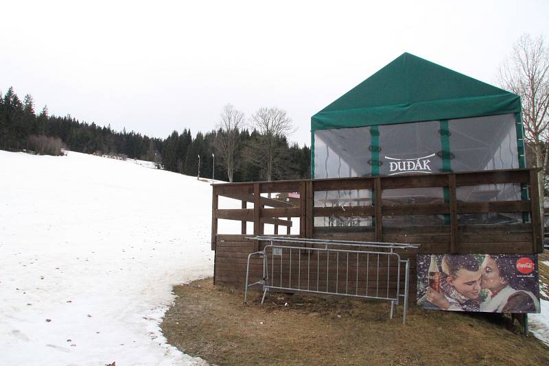 Na šumavském Zadově by se klidně dalo ještě lyžovat, vinou uzavření okresů je ale na Šumavě úplně prázdno.