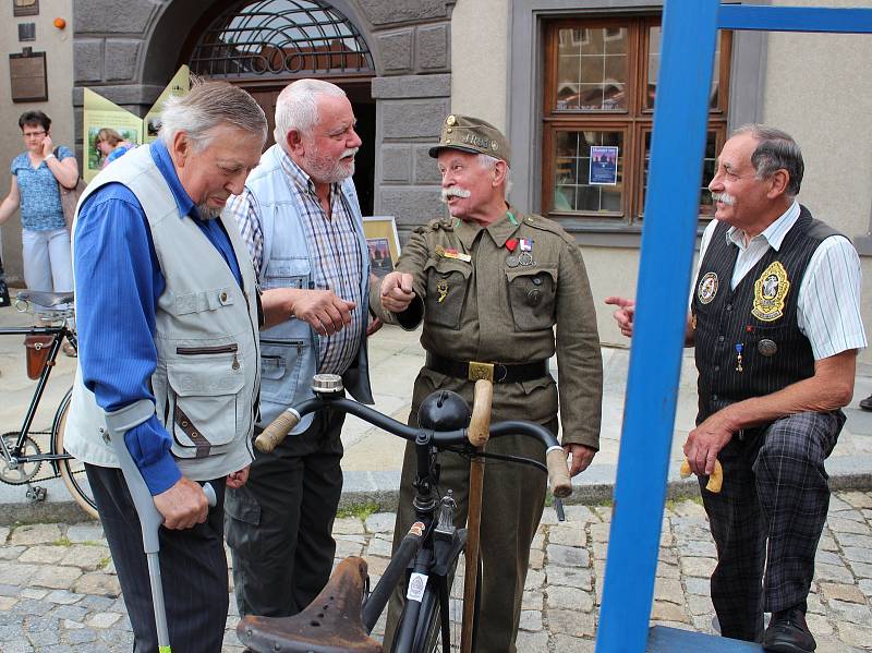 Historická kola vystavuje v Prachatickém muzeu Petr Hošťálek. K vidění budou celé prázdniny.