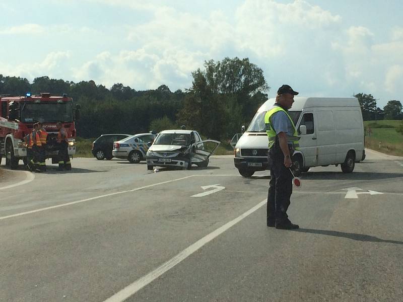 Pátek 2. září: Nehoda na křižovatce U Stopařky.