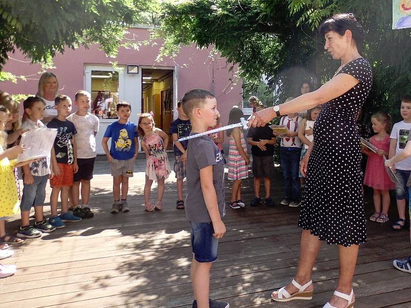 Předškoláci z mateřinky Paraplíčko se loučili se svojí školkou.