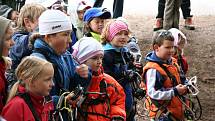 MLADÍ HOROLEZCI. Děti si v lanovém centru na Zadově vyzkoušely, jaké je to být horolezcem. Všichni si užili spoustu legrace.