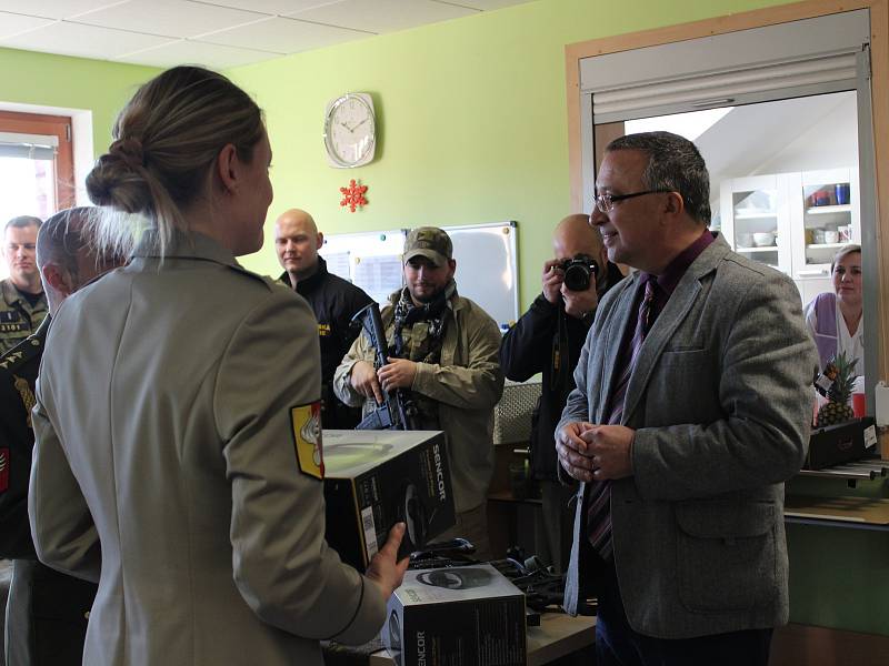 Vojenská policie přijela udělat radost do Domova Matky Vojtěchy v Prachaticích.