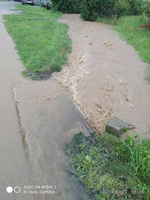 V Chlumanech zalila několik domů voda z rozvodněného potoka a rybníka.